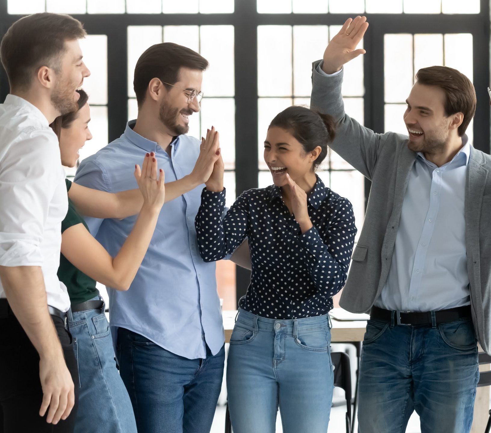 Groupe de 5 personnes se tapant dans les mains